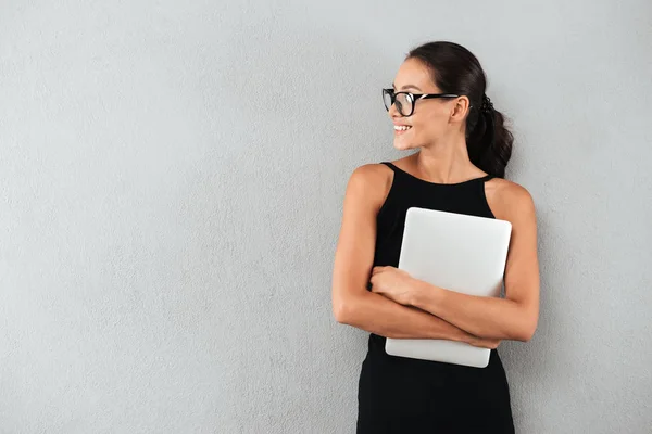 Retrato de una bonita mujer de negocios riendo —  Fotos de Stock