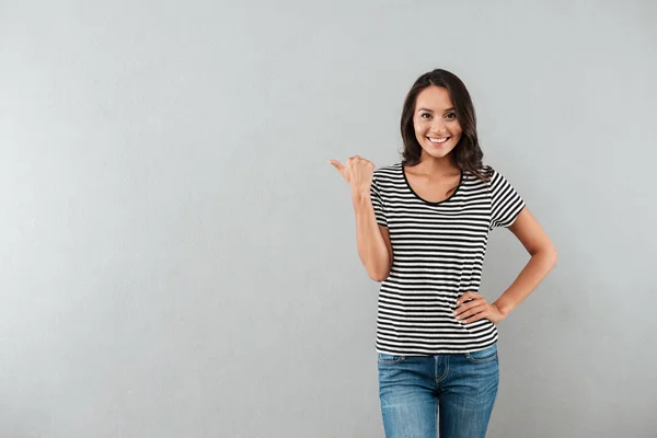 Muito sorrindo asiático mulher de pé — Fotografia de Stock