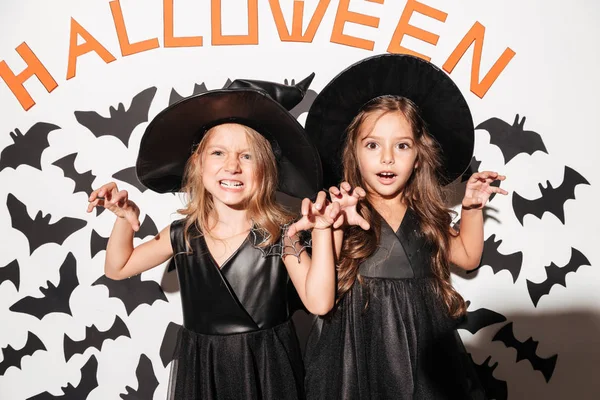 Pár dvě holčičky na sobě halloween kostýmy pózuje — Stock fotografie