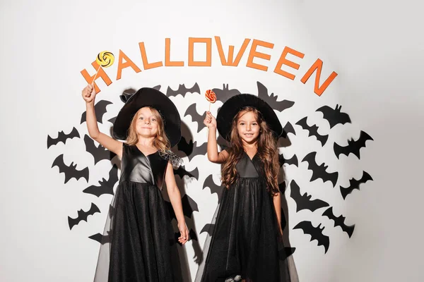 Coppia di due belle bambine vestite con costumi di Halloween — Foto Stock