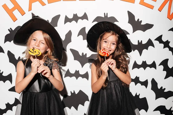 Coppia di due bambine sorridenti vestite con costumi di Halloween — Foto Stock