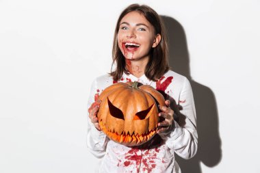 Mutlu kadın dehşet içinde makyaj kapalı kan lekeleri