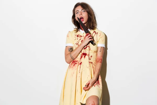 Blutende gruselige Zombie-Frau mit Messer am Kopf — Stockfoto