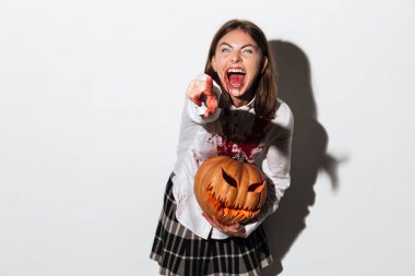 Deli deli gülümseyen zombi kadın kan lekeleri kaplı