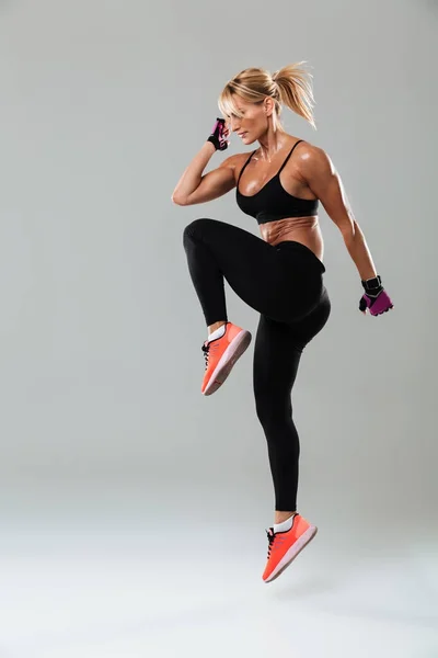Linda jovem mulher esportiva fazer exercícios esportivos — Fotografia de Stock