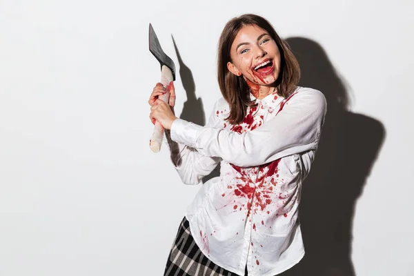 Feliz mulher zombie louco segurando um machado — Fotografia de Stock