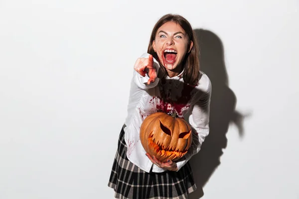 Deli deli gülümseyen zombi kadın kan lekeleri kaplı — Stok fotoğraf