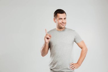 Boşaltmak için işaret neşeli genç adam. Görünümlü kamera.