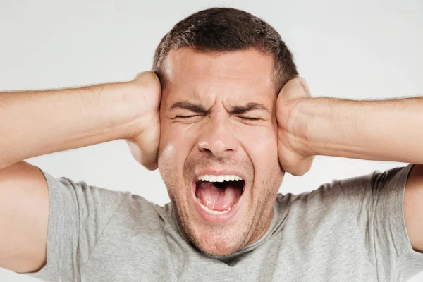 Confused screaming man. Eyes closed. — Stock Photo, Image