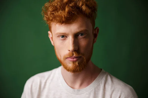 Gros plan portrait de jeune homme rousse frisée à la barbe — Photo