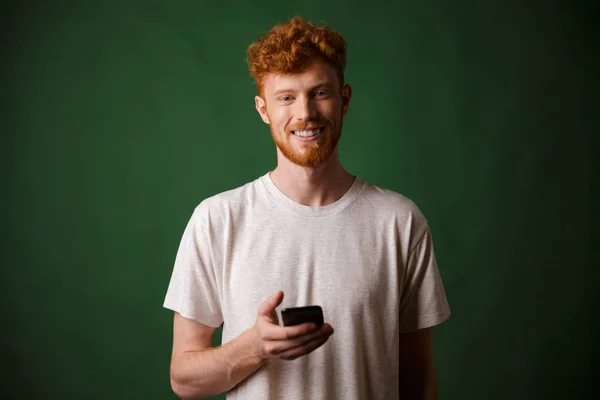 Portret van jonge lachende roodharige bebaarde jongeman, houden van de menigte — Stockfoto