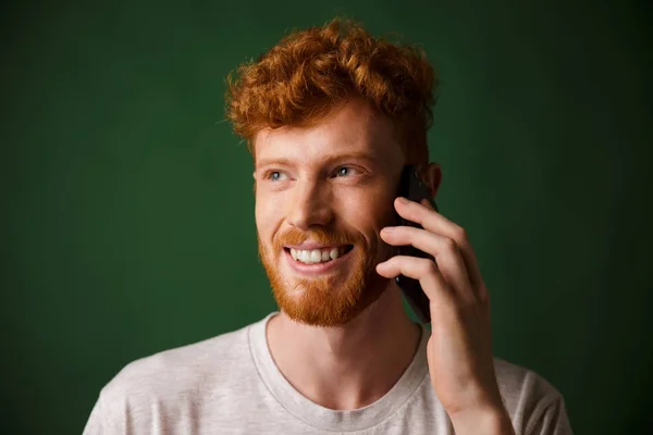 Przystojny rude Brodaty mężczyzna rozmowy na telefon — Zdjęcie stockowe