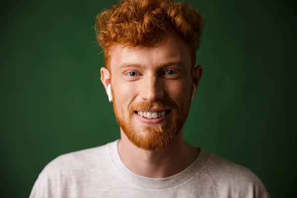 Close-up portret van glimlachen krullend roodharige man, luisteren naar mus — Stockfoto