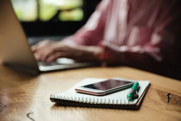 Cropped side view of woman sitting by table in cafe — Stock Photo, Image