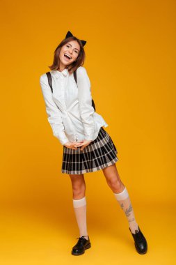 Tam uzunlukta bir gülümseyen genç kız öğrenci portresi