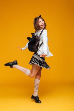 Mutlu bir genç kız öğrenci portresi tam uzunlukta