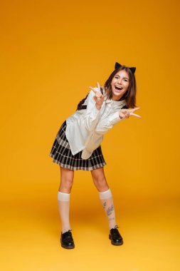 Mutlu neşeli liseli üniformalı tam uzunlukta portresi