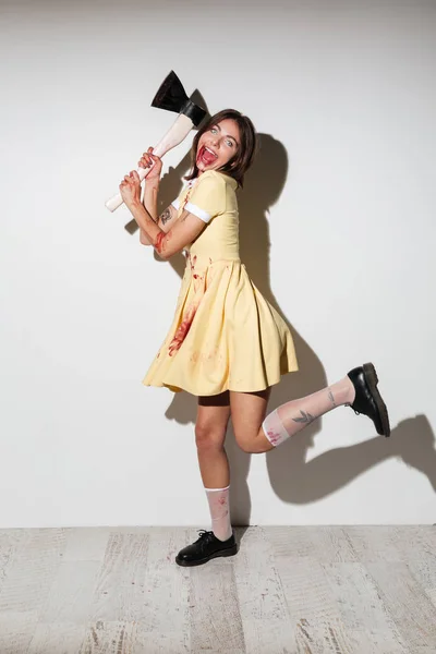 Full längd bilden av galen lekfull zombie kvinna i klänning — Stockfoto