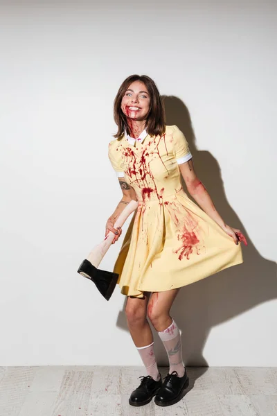 Immagine a figura intera di donna zombie felice in abito — Foto Stock