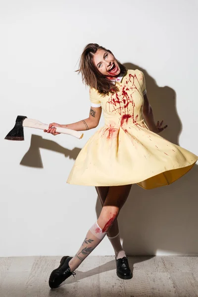Full längd bilden av galna glad zombie kvinna flytta — Stockfoto