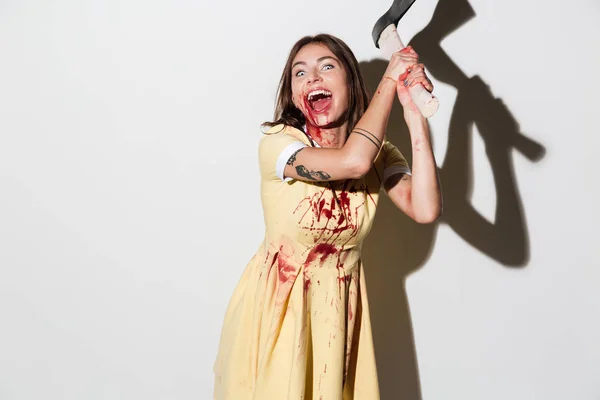 İçinde bir baltayla saldıran deli çığlık zombi kadın — Stok fotoğraf