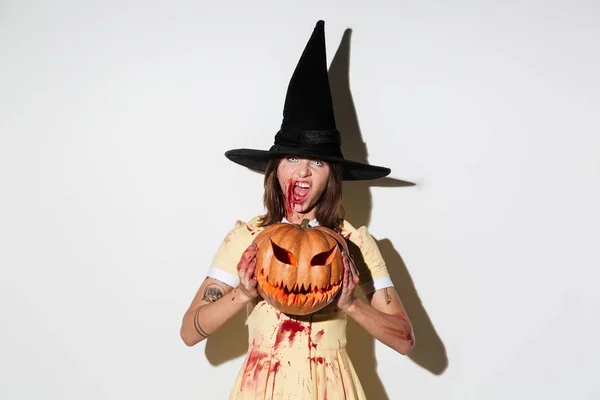 Krzyczeć Kobieta w strój halloween trzyma zakrzywione dyni — Zdjęcie stockowe