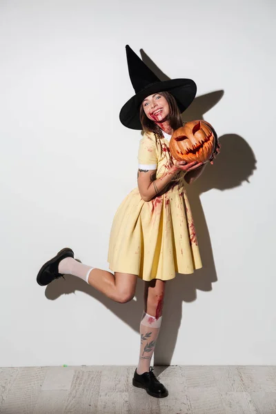 Immagine a figura intera di Pleased donna pazza in costume di Halloween — Foto Stock