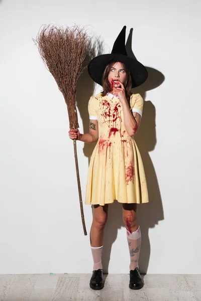 Imagem de comprimento total de mulher pensiva séria em traje de Halloween — Fotografia de Stock