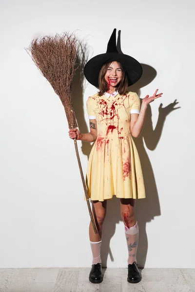 Imagem de comprimento total da mulher rindo em traje de Halloween — Fotografia de Stock