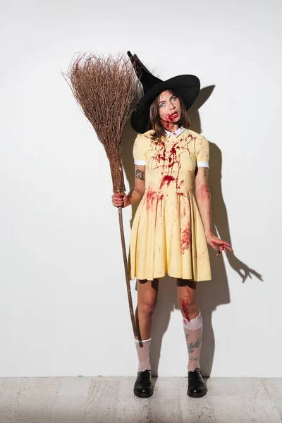 Immagine a figura intera di donna spaventosa in costume di Halloween — Foto Stock