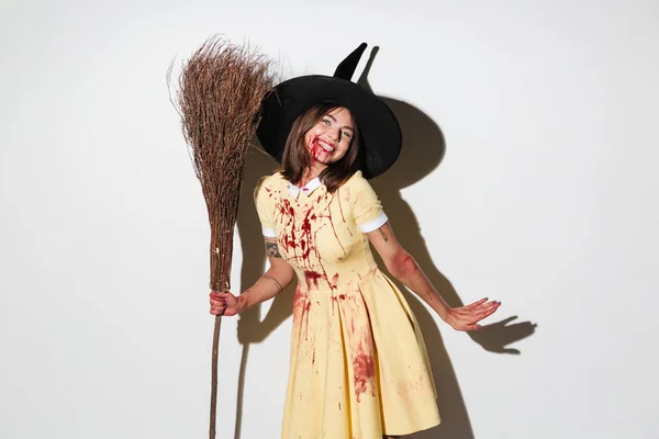 Donna sorridente in costume di Halloween come strega tenuta scopa — Foto Stock