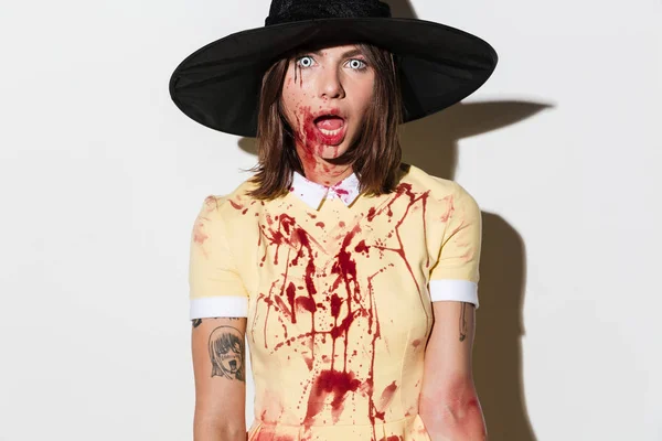 Nahaufnahme einer beängstigenden Frau im Halloween-Kostüm — Stockfoto