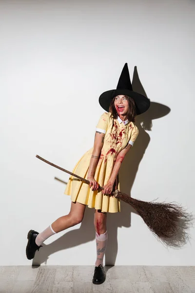 Imagem de comprimento total da mulher louca em traje de Halloween — Fotografia de Stock