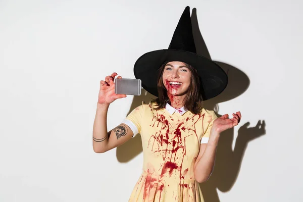 Szczęśliwa Kobieta w halloween kostium podejmowania selfie na smartphone — Zdjęcie stockowe