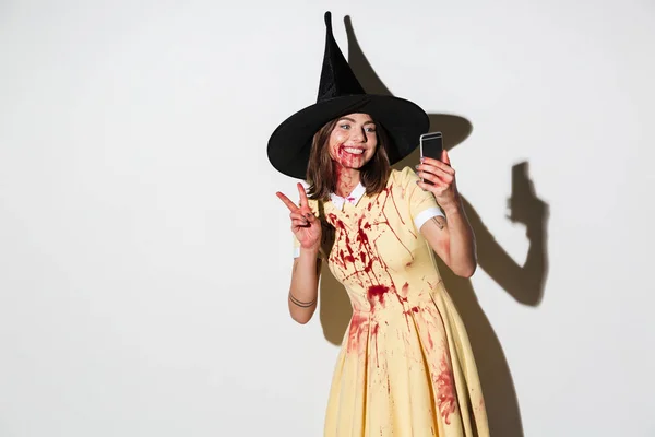 Mujer feliz en traje de Halloween haciendo selfie en el teléfono inteligente —  Fotos de Stock