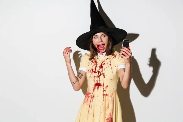 Spaventosa donna in costume di Halloween fare selfie su smartphone — Foto Stock