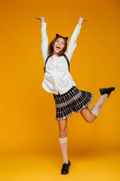 Portrait complet d'une adolescente joyeuse — Photo