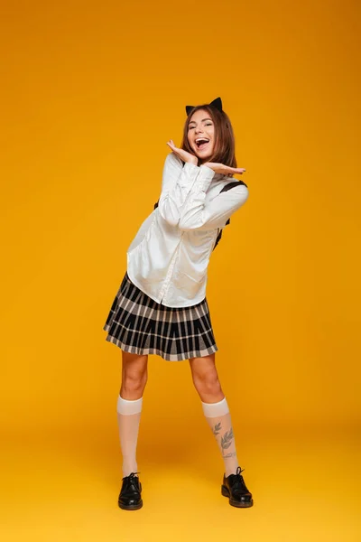 Full längd porträtt av en joyful teenage Skolflicka Uniform — Stockfoto