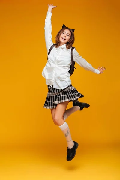 Volledige lengte portret van een jonge tiener schoolmeisje in uniform — Stockfoto