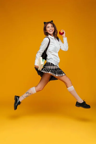 Retrato de comprimento total de uma estudante alegre em uniforme — Fotografia de Stock