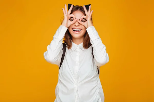 Ritratto di una studentessa allegra felice con zaino che mostra ok — Foto Stock