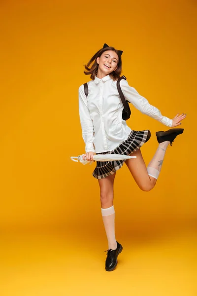 Retrato de comprimento total de uma jovem colegial alegre — Fotografia de Stock