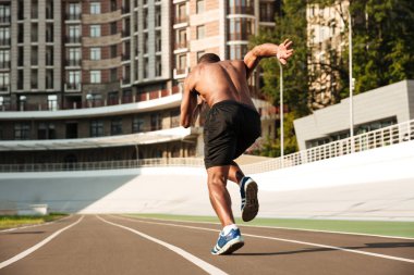 Arkadan görünüşü üzerinde çalışan trac başlayan afro Amerikan sprinter