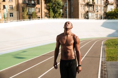 Genç afro Amerikan atlet Yarışması'nda stad sonra dinlenme