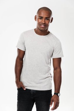 Neşeli genç Afrika adam izole ayakta