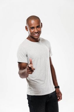Neşeli genç Afrika adam sana işaret.