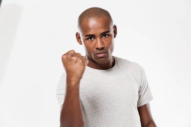 Ciddi Afrika delikanlı gösteren yumruk.