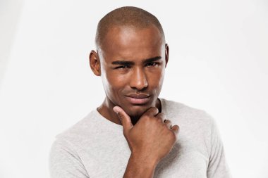 Ciddi genç Afrika adam izole düşünme