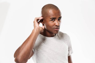 Afrika adam beyaz arka plan üzerinde izole ayakta.