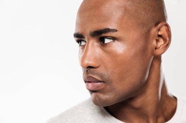 Uzakta görünen ciddi Afrika adam görüntü kadar kapatın